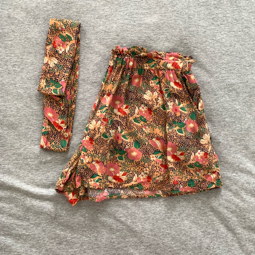 American Eagle size M elastic high waisted tie shorts. WITH POCKETS